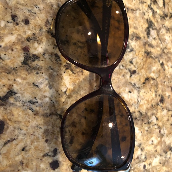 Prada sunglasses never worn ( with case ) - Picture 3 of 7